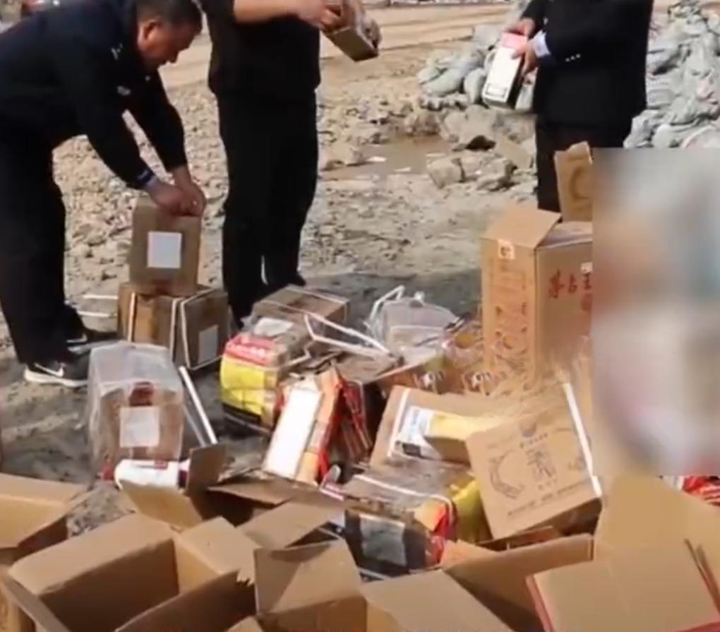 2024年初，李先生陪客户应酬时，偶然点进一个卖酒直播间。屏幕里主播举着酒瓶，反