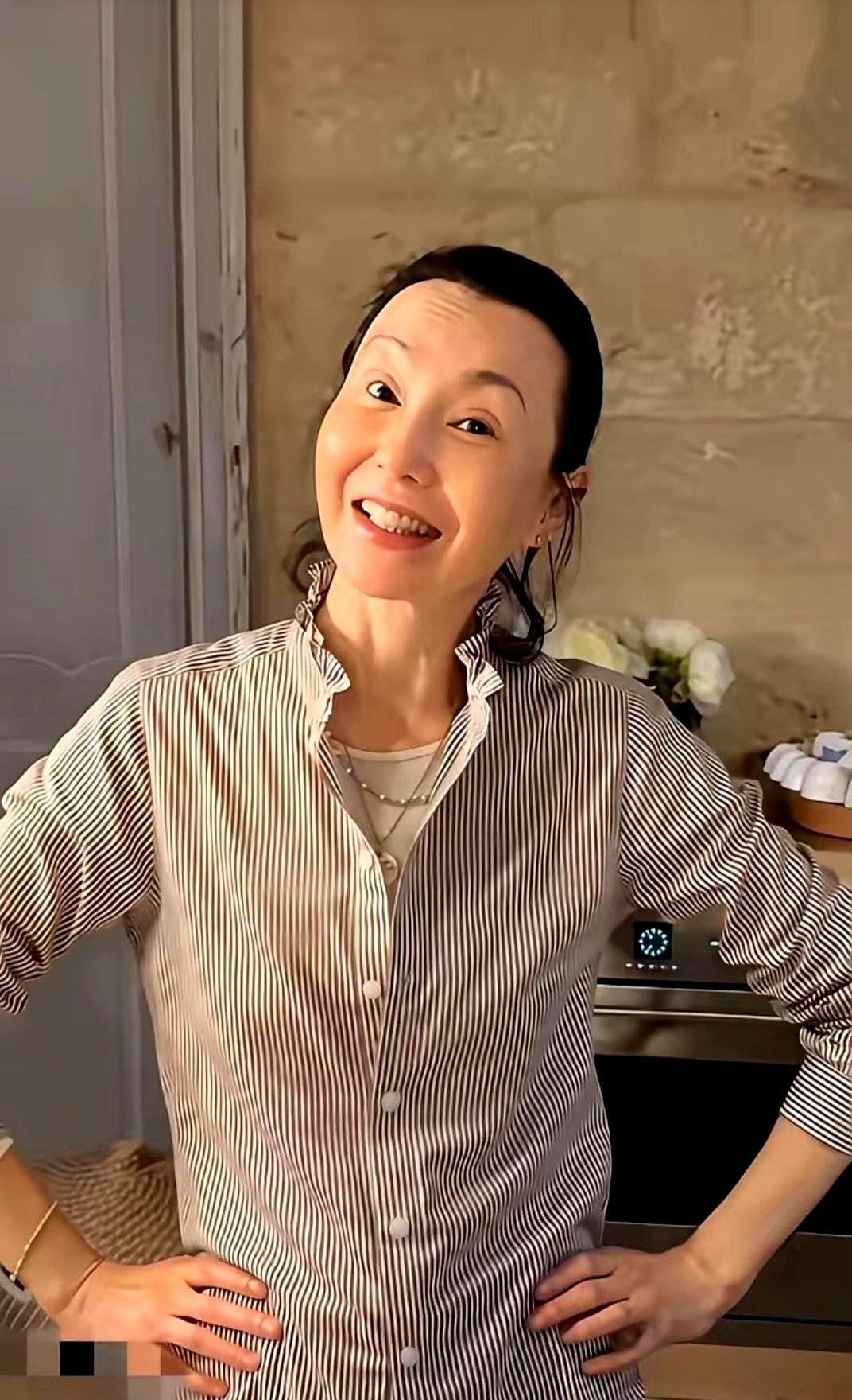 一段近照流出，评论区炸了：张曼玉的眼神老了，说像七十多的。可她其实才61岁，还
