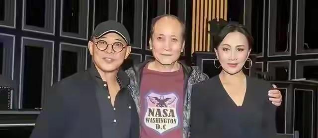 利智真像她父亲，遮住她父亲光溜溜的额头上部，那眼睛，鼻子，嘴巴简直是复制粘贴一样