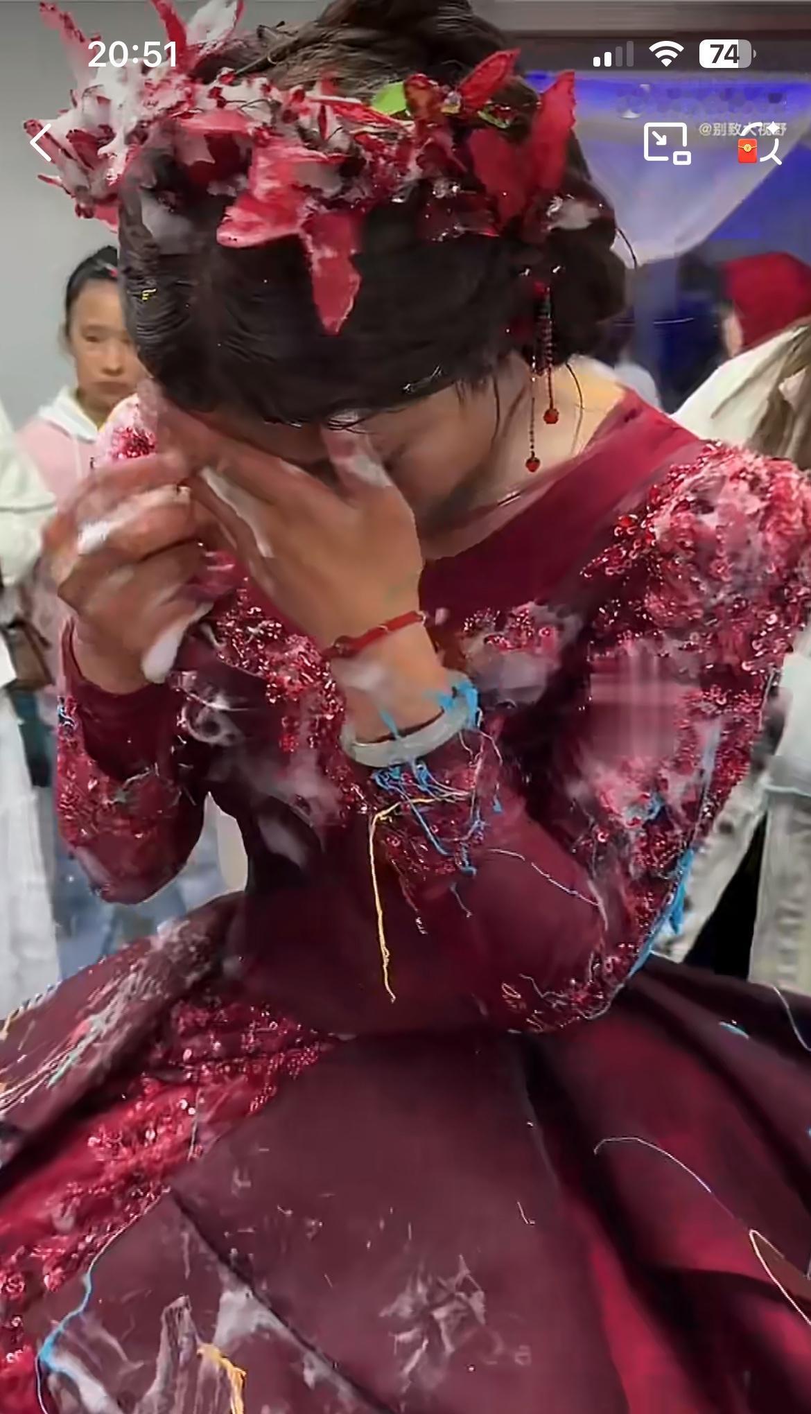 太过分了！甘肃一地发生恶劣婚闹：新娘在结婚当天竟被人用泡沫疯狂喷射。这些搞婚闹