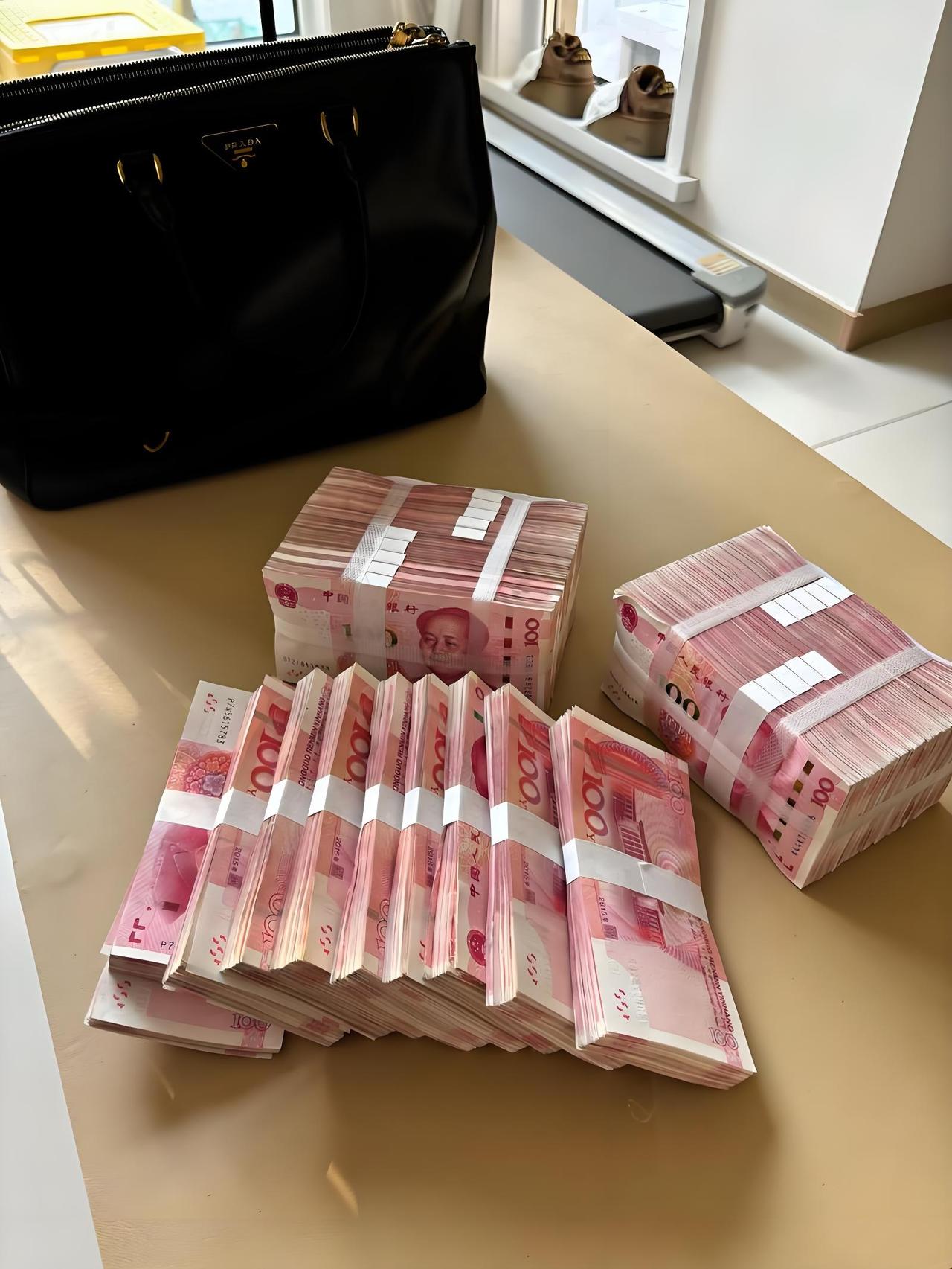 2023年我国人均存款达10.7万元，一家三口存款30万才算达到平均水平。像北京