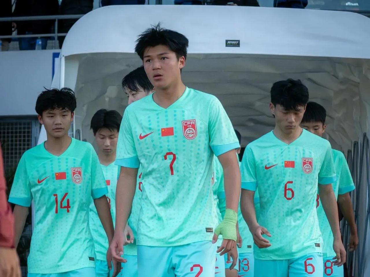 U16国足1-0力克秘鲁，留洋小将精彩远射破门！在下午进行的一场蒙太古杯比赛中