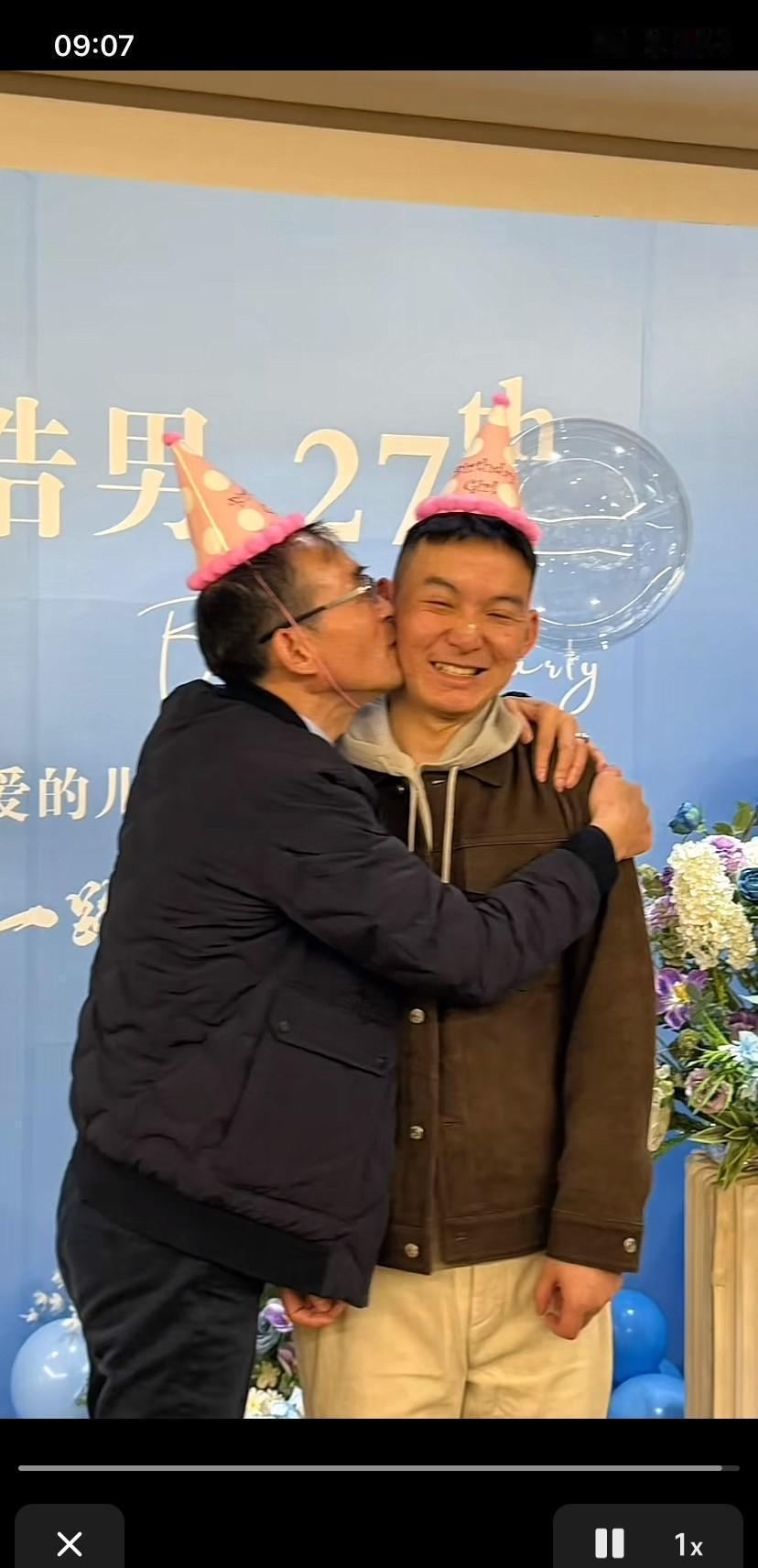 87岁的谢贤戴着墨镜穿皮衣，却把43岁的谢霆锋按在卡通气球前连亲五口，这一幕谁看