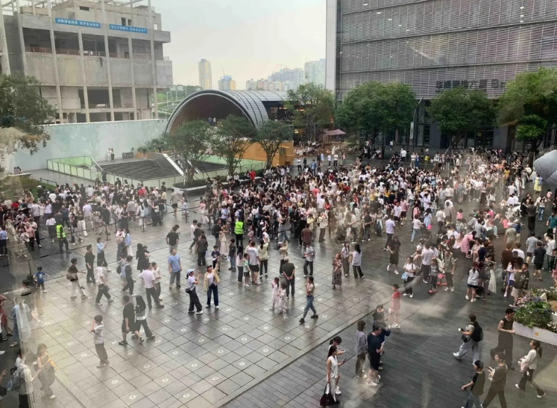 有人说五一是收割穷人的游戏？各大景区都是人挤人，花着几倍的住宿费，排着最长的队，