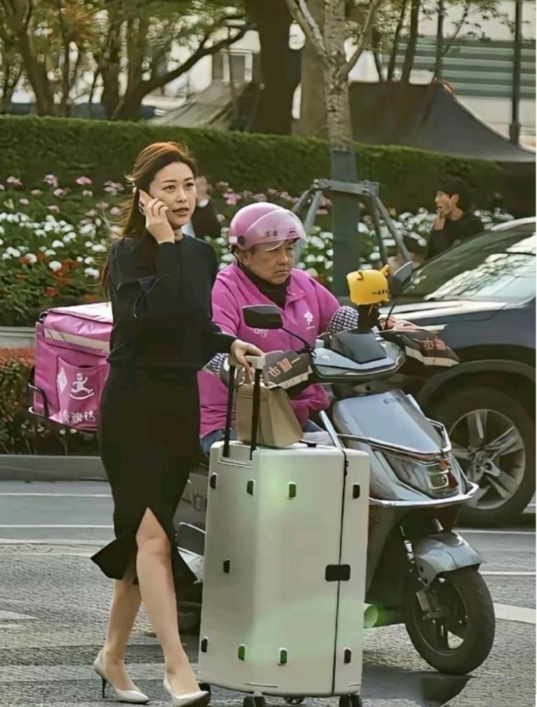 天呐，镜头中几乎素颜的朱珠眉毛粗而短，头发长而多，眼角稍显耷拉，眼袋颇为明显，腰