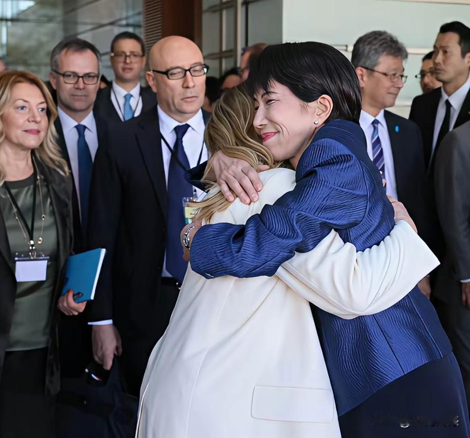 什么叫扳脖子搂腰？高市的这番操作，用这个词来形容是最恰当不过的了，梅洛尼的身材也