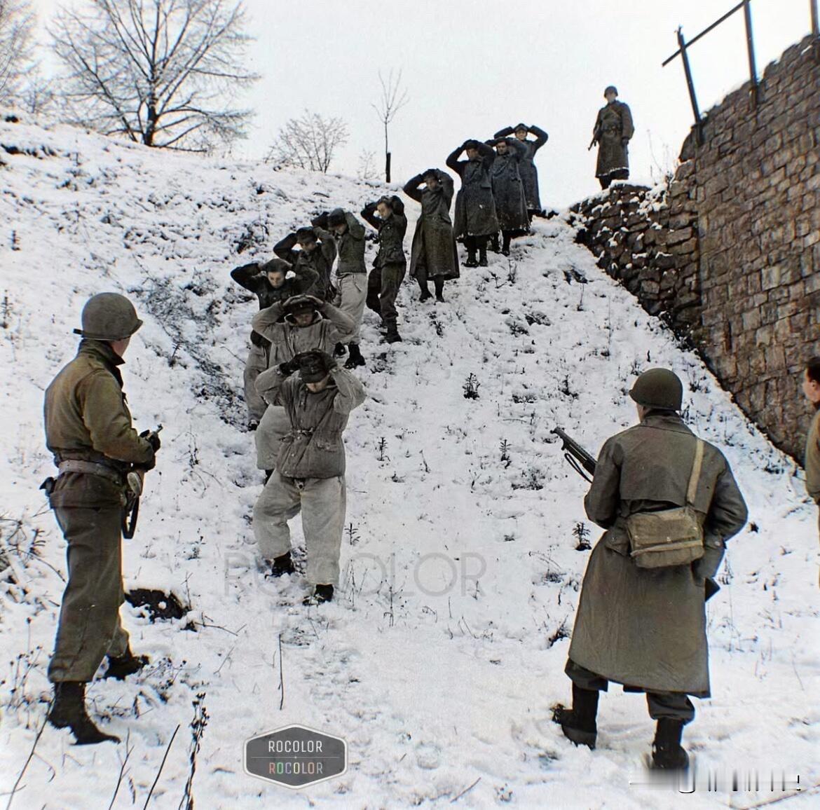 1945年，一群在突出部战役中被美军第1集团军俘获的德军战俘。相比被苏联人