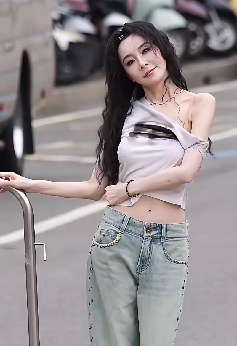 萧蔷快60岁了，这身材，这颜值！这小蛮腰少女感爆棚，不要说人家太瘦，皮肤松弛，这