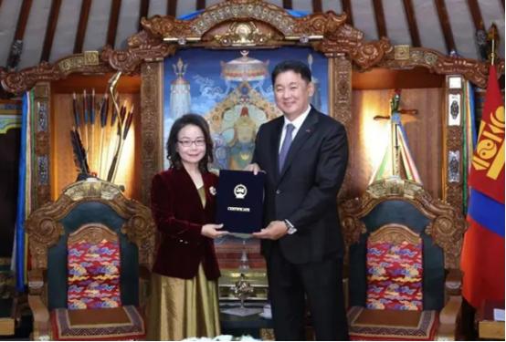 蒙古国外长巴·巴特策策格于07月21日会见了即将结束任期、离任回国的中国