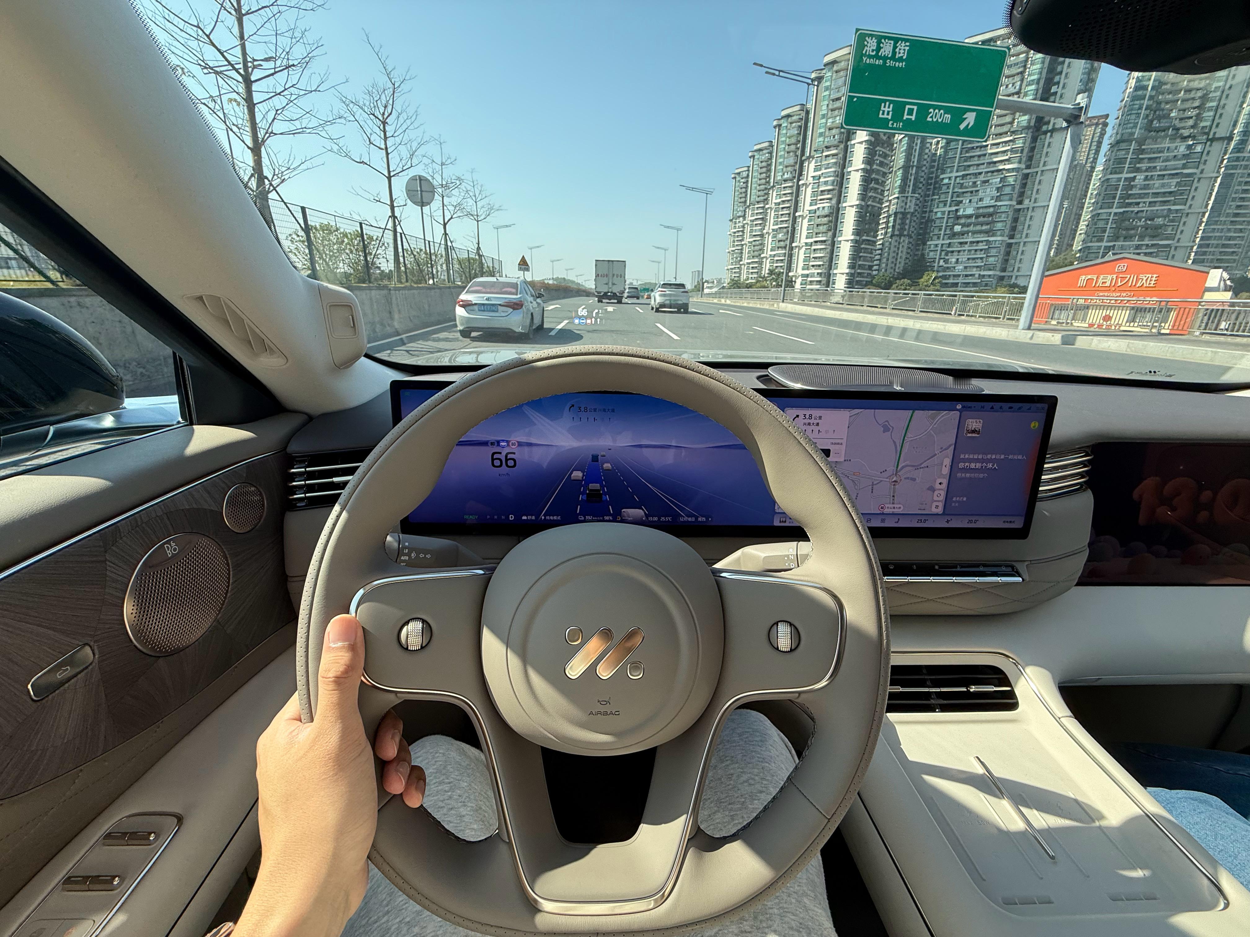 智己LS9的屏幕，「建筑面积大，套内面积小」这车屏幕尺寸挺大的，但是，大概有