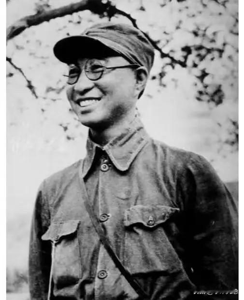 这是我最喜欢的两张历史老照片。陈赓大将笑的牙花子都漏出来了[呲牙笑]。给人