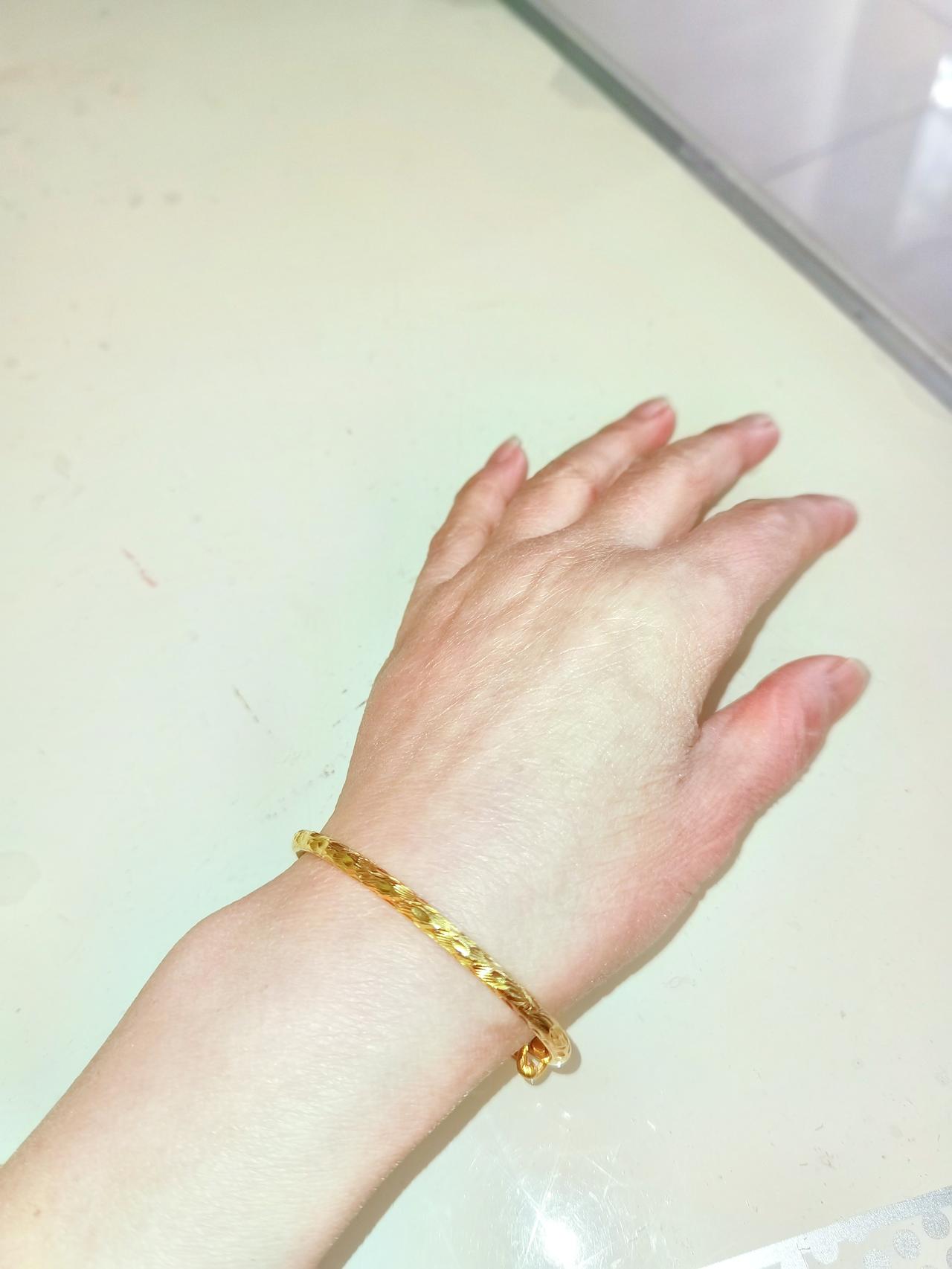 今天我过生日，又是结婚纪念日，昨天老公瞒着我，偷偷给我买了一个金手镯，45克多点