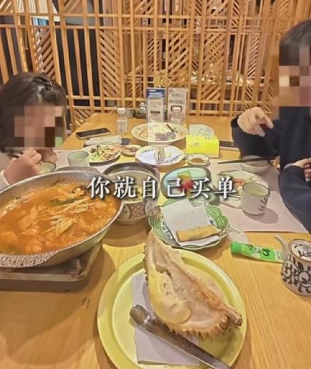 见过不要脸的，但没见过这么不要脸的！一男一女在餐厅吃饭，女服务员不小心把隔