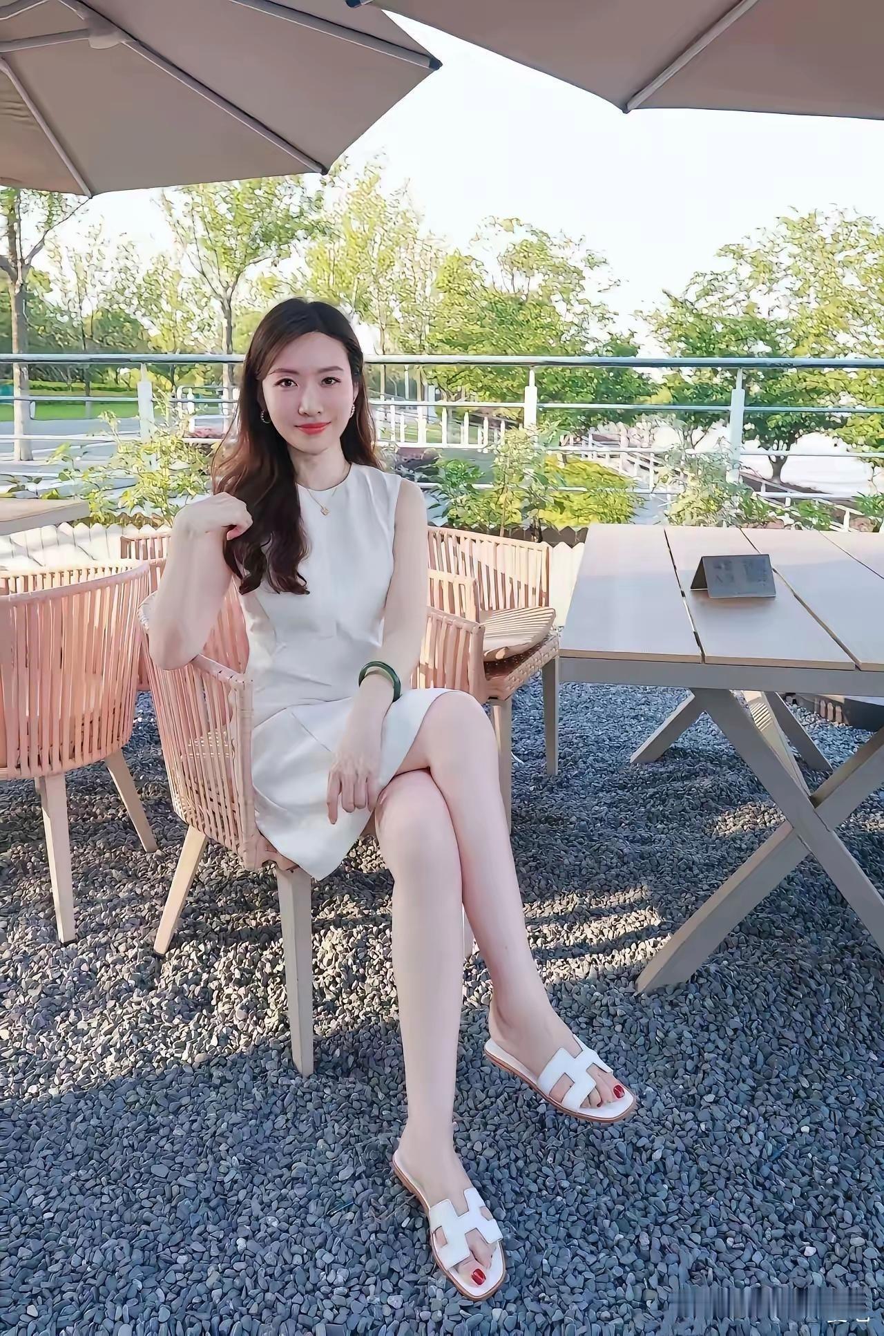 我发现，目前的大龄剩女都是身材好、颜值高；文凭高、工作好这样的清醒和独立，从来