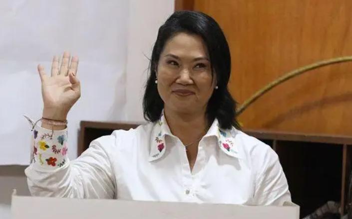 7月2日，秘鲁。日裔政客藤森庆子刚刚摸到总统宝座的扶手，连椅子都还没坐热，秘鲁司