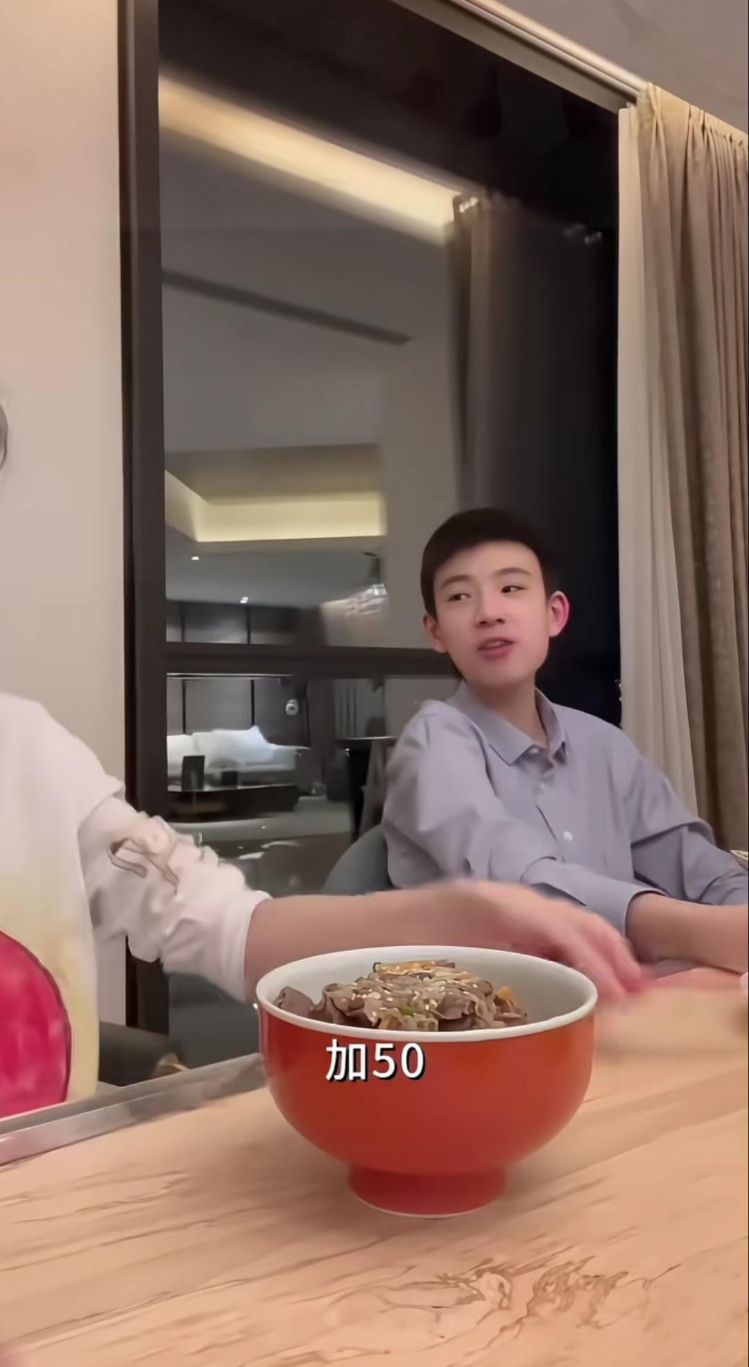 视频评论区有人说像妈妈，有人说像爸爸！看看董洁儿子到底像妈妈还是像爸爸！