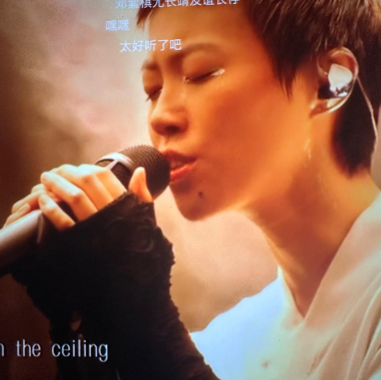 窦靖童唱自己的歌，果然最对路！她今晚演绎了自己的原创曲目，舞台松弛得像在家客厅