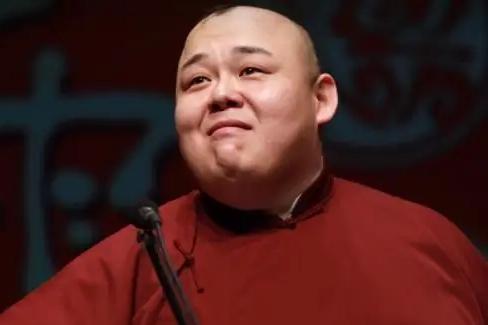 直播间的美颜灯还没关，杨鹤通就先把自己给“摘”了。不是摘字，是直接摘了教学主