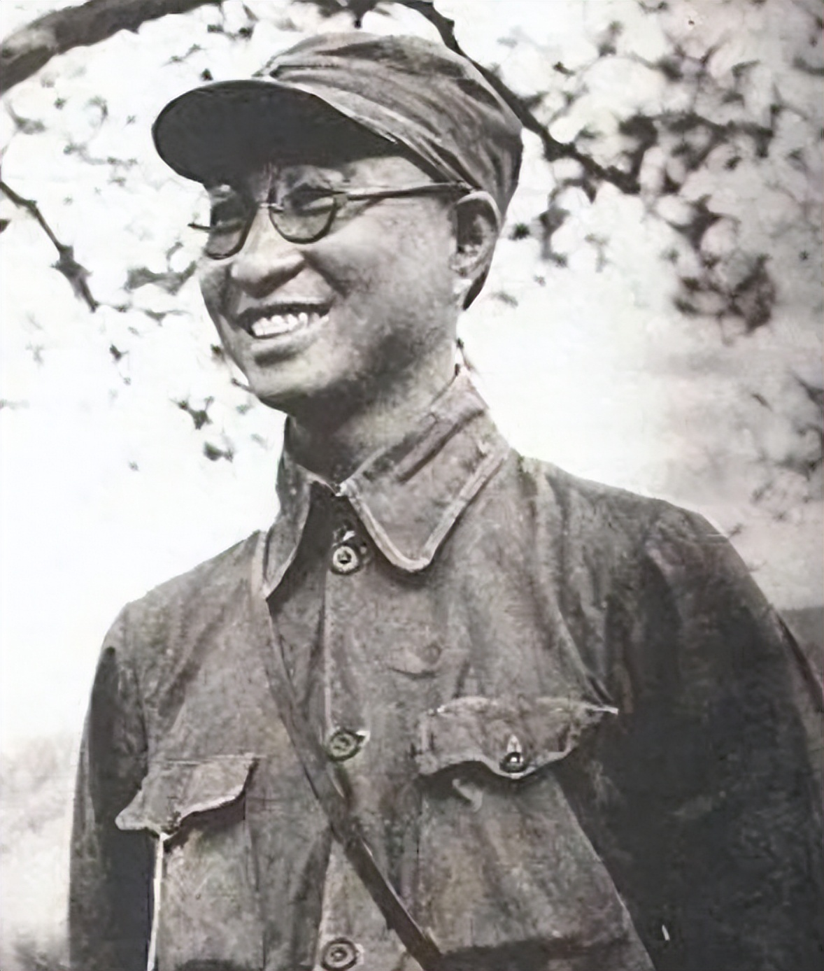许世友在延安被关押，毛主席亲自去救他，多亏了陈赓的一句话1937年春天，“张