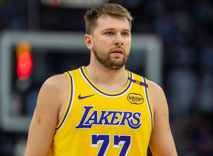 东契奇进攻不如巅峰詹姆斯，巅峰詹姆斯感觉需要得分基本必进，东契奇感觉也就六成把握