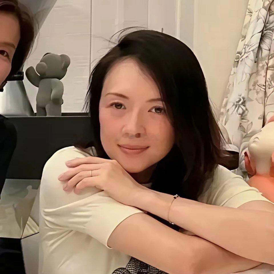 仔细看才发现离婚前的章子怡所有人面对镜头都很开心只有她在咬牙忍耐着！