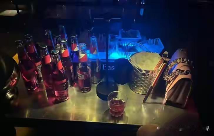 以前去泰国玩，半夜2点就得跟酒吧说拜拜，下午2点到5点想买杯酒都得看运气。现在新