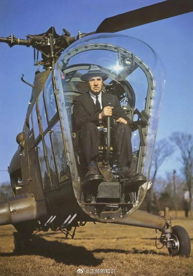 西科斯基H-5直升机，1945年。图中人物为直升机发明者伊戈尔·西科斯基。