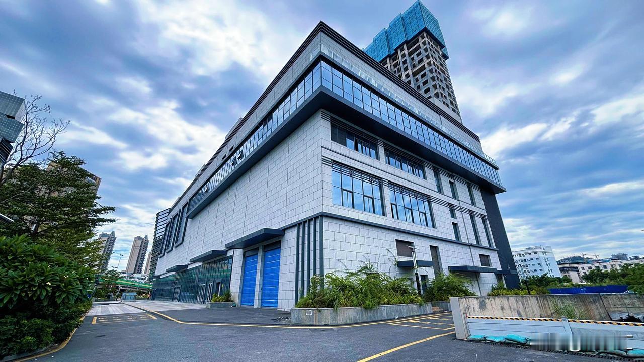 南宁大沙田商业广场看见已经建得了，而且双地铁线路直达门口那里，旁边也有很多的住宅