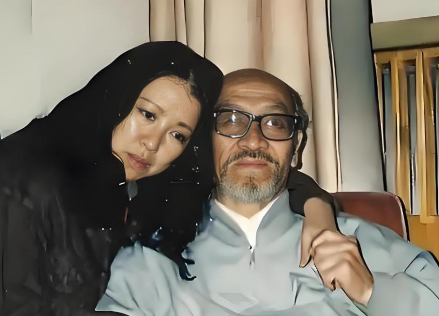 1990年，作家三毛跑到新疆和76岁的王洛宾同居。然而，王洛宾竟然说：“可