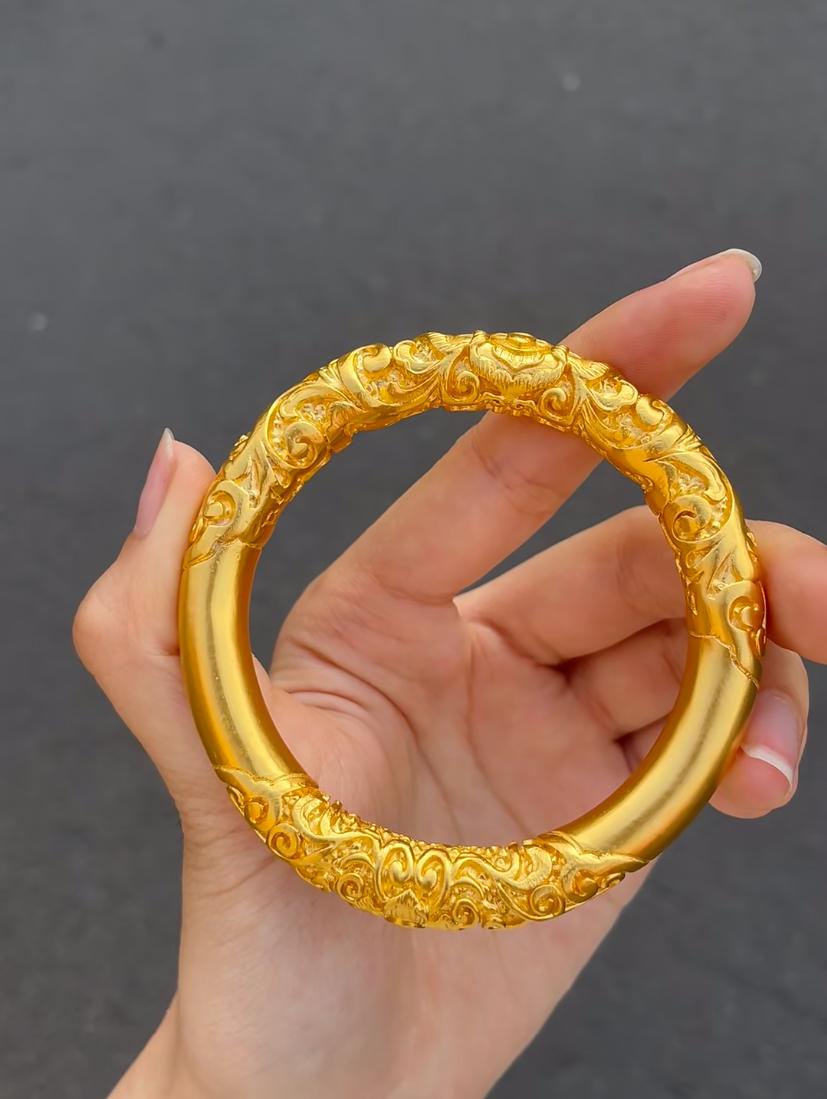 金价一路涨上天，我还傻等着降价再买，结果听老板跟财务聊天才惊掉下巴——那些关门的