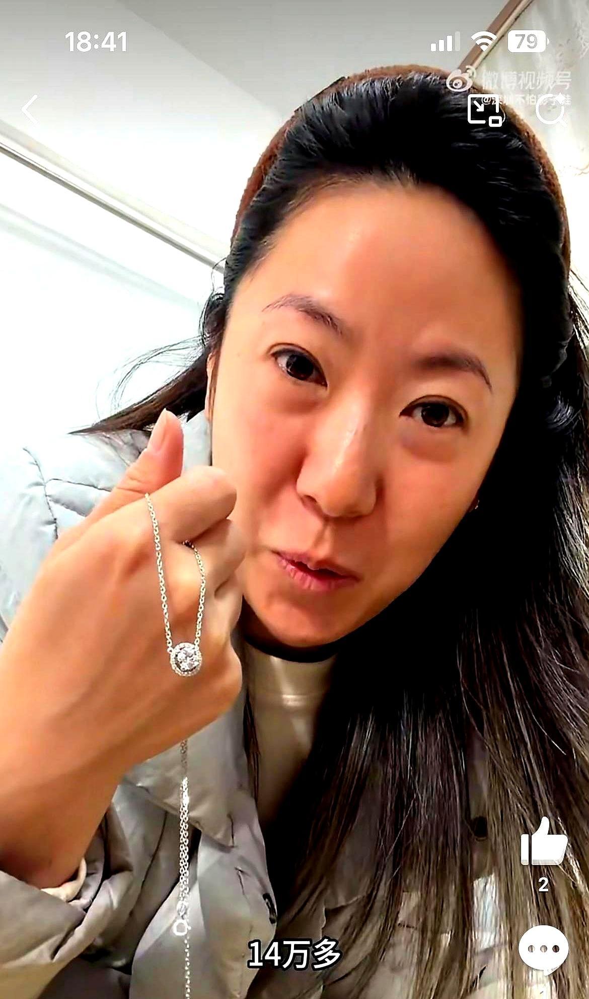 14万的钻石项链，回收只给200块，金店老板一句“碎钻不值钱”直接戳破幻想。链子