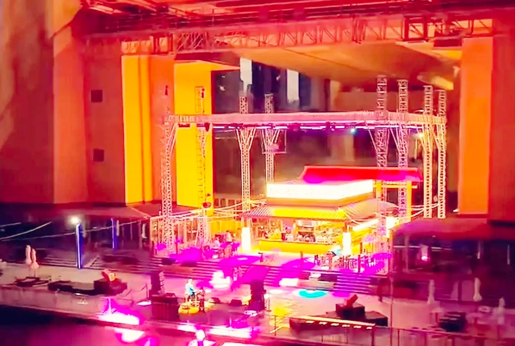 武汉杨泗港大桥一网红打卡地围起来收费的消息招来骂声一片。杨泗港大桥网红打卡地难道