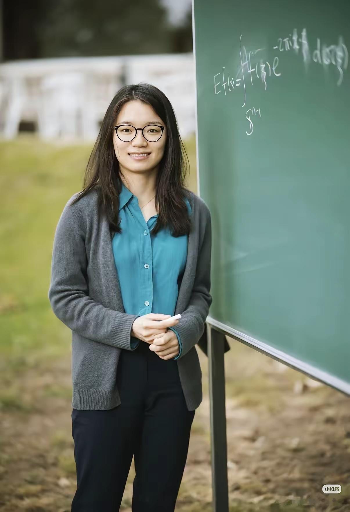 法媒：中国籍数学家王虹大赞法国。报道称，7月23日，中国籍数学家王虹荣获数学界
