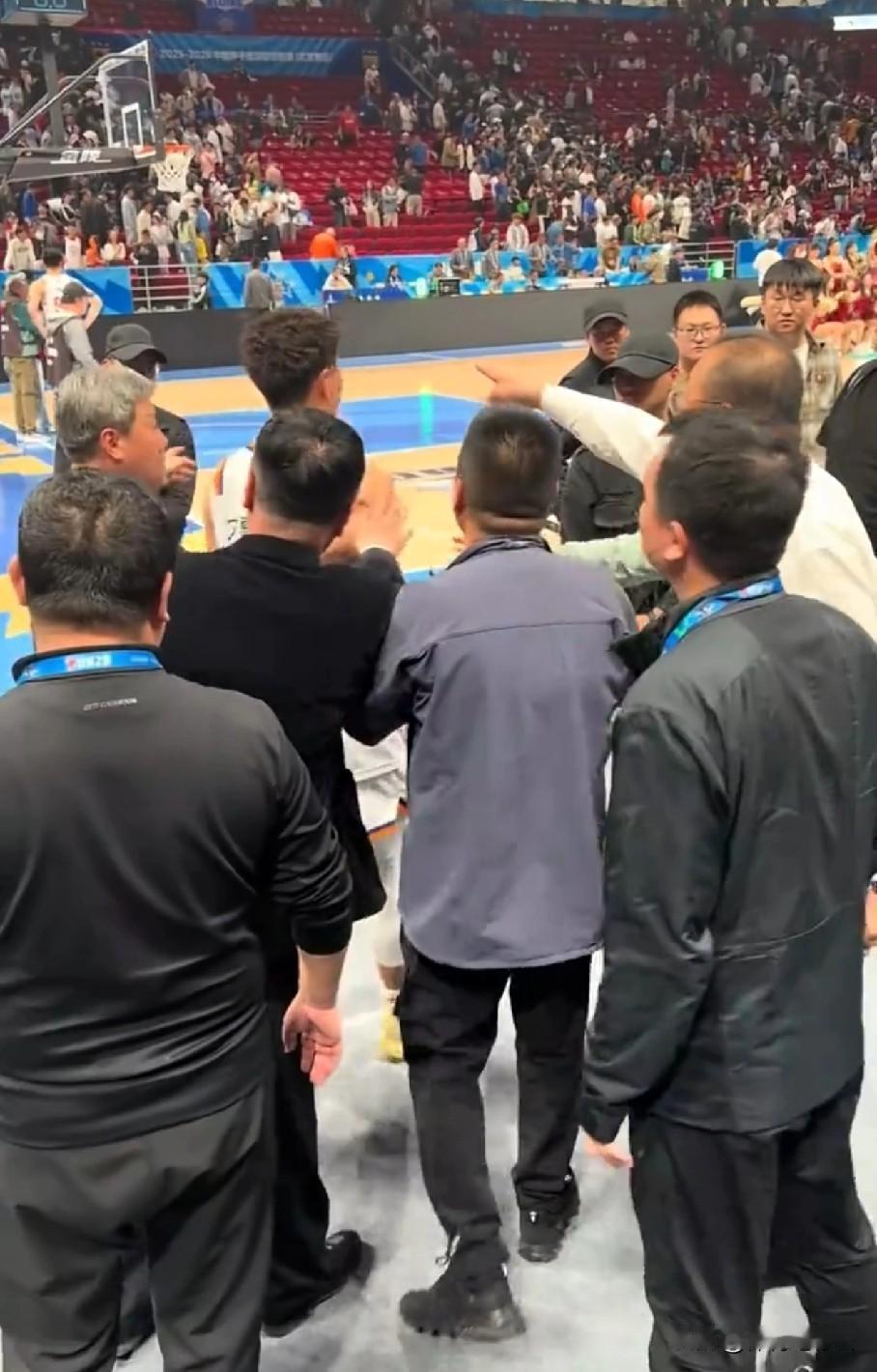 李添荣或收罚单！客场与北京男篮的比赛，李添荣忽然离开球场走向观众席，但遭到现场