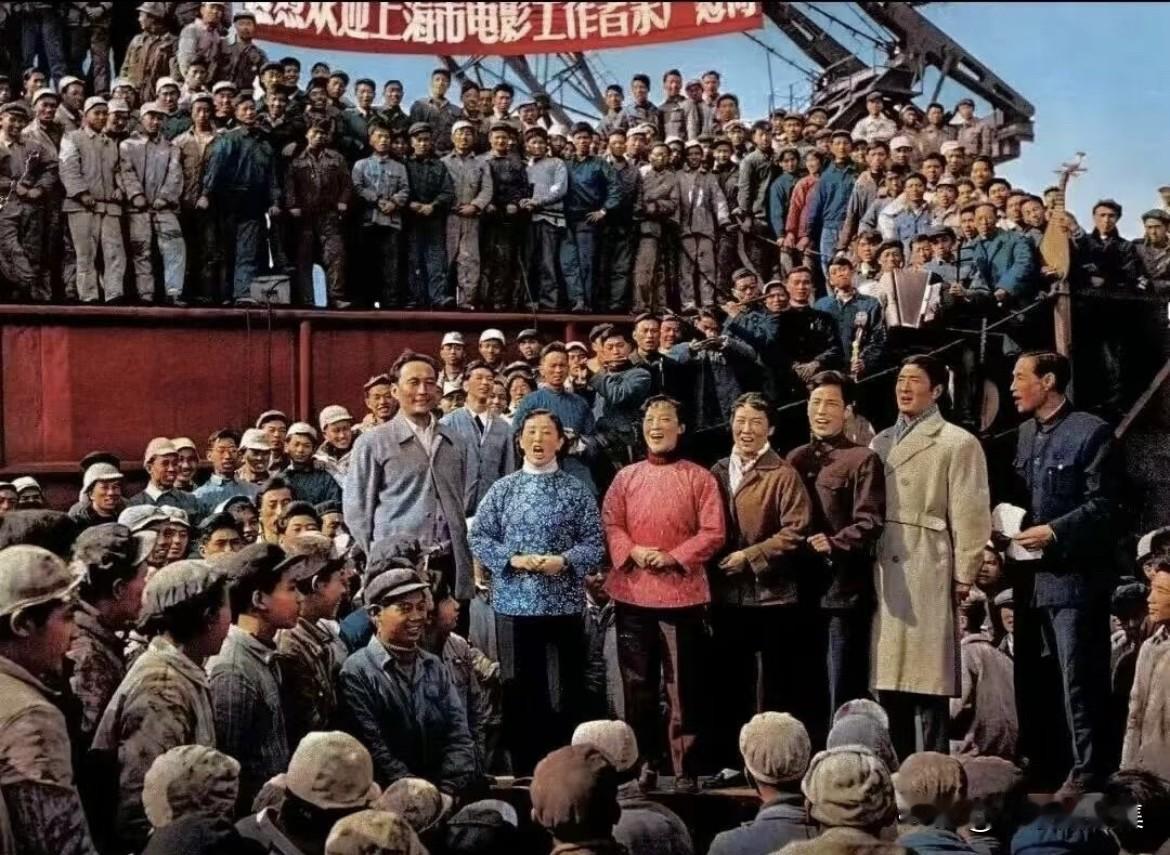 1959年春天，上海电影制片厂组织演员到江南造船厂慰问演出，这张照片由摄影师尹福