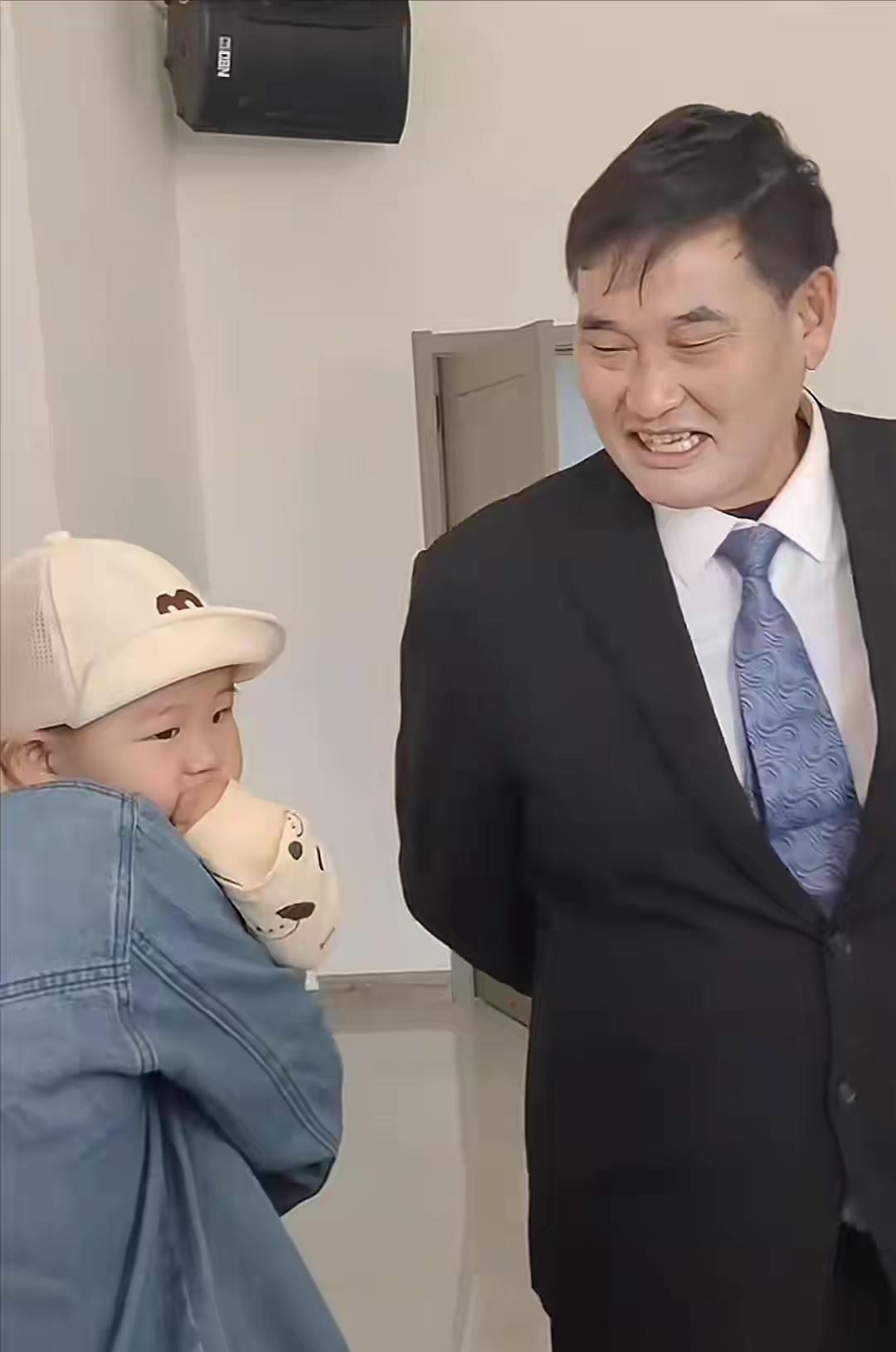 “演六场挣不到六十万，却笑得比走红时还响！”大衣哥一句“儿媳会省、女婿本分”，把