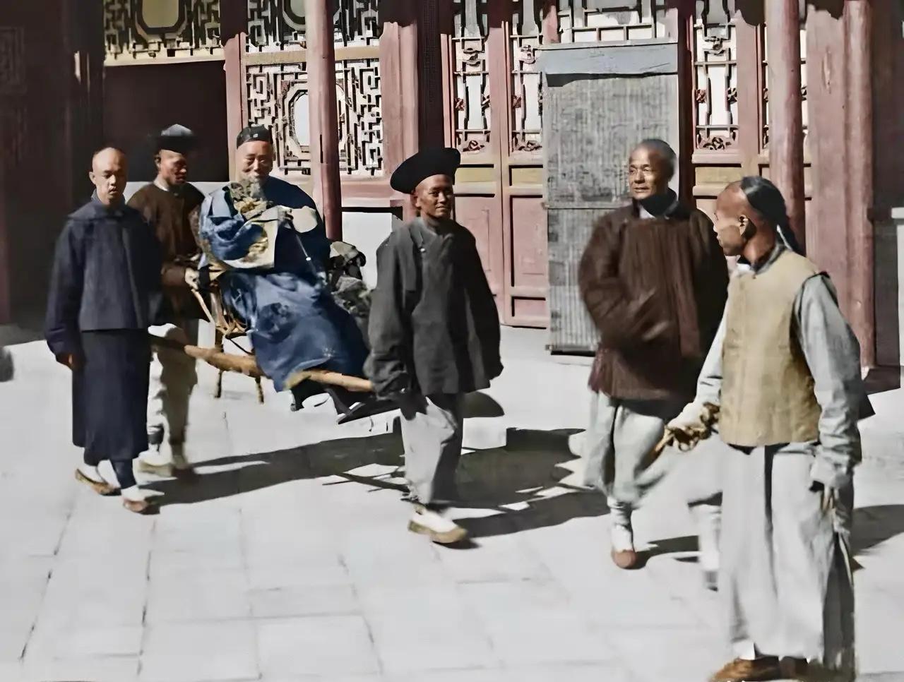 1900年秋，78岁的李鸿章赴北京谈判时，在天津直隶总督衙门停留时留下的照片，这