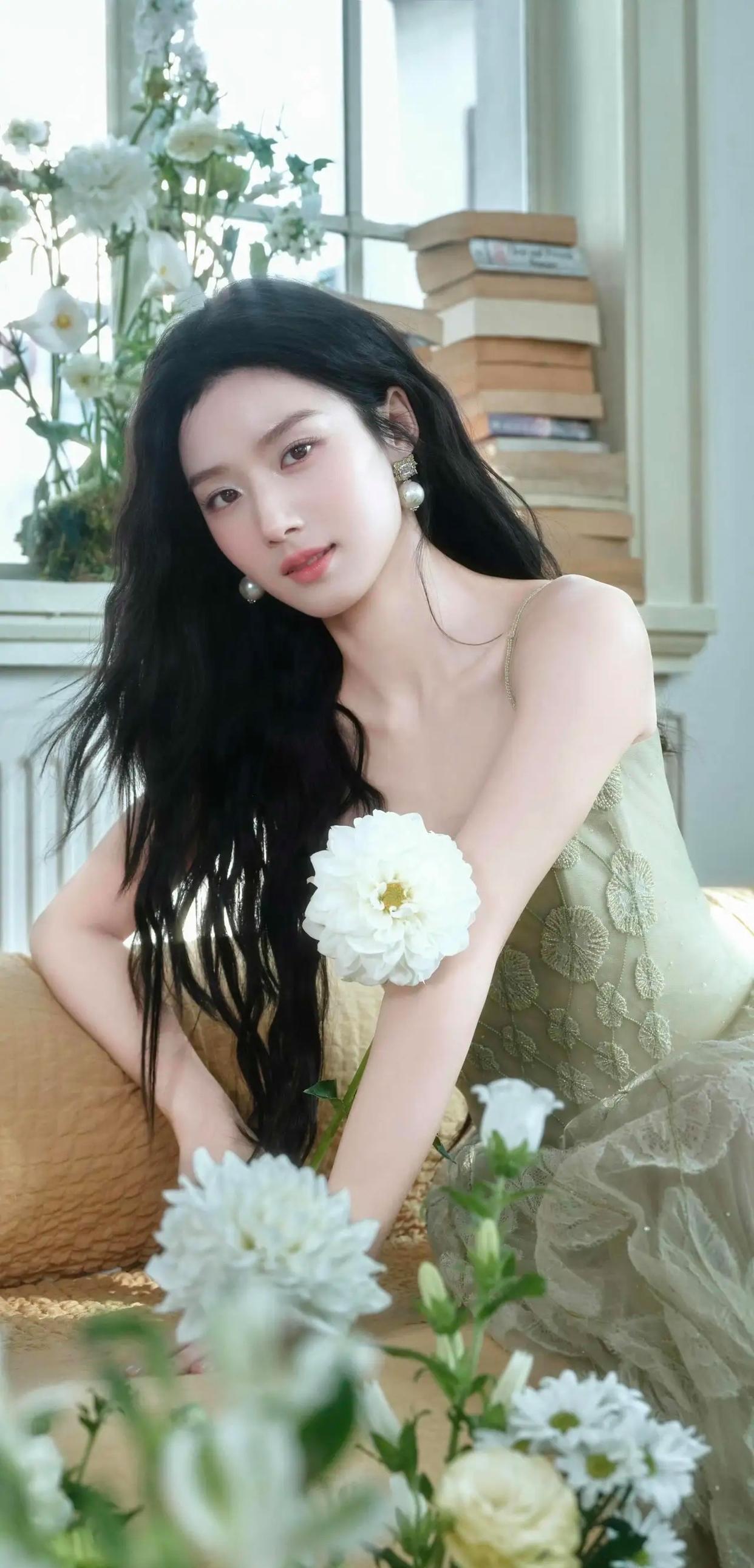 卢昱晓着绿裙置身花丛，清新甜美模样太治愈啦！