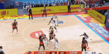 北控外援佩里脾气很大，垫脚郭凯上篮撞克里斯，这是给邱彪送大礼吗？北控的小外援