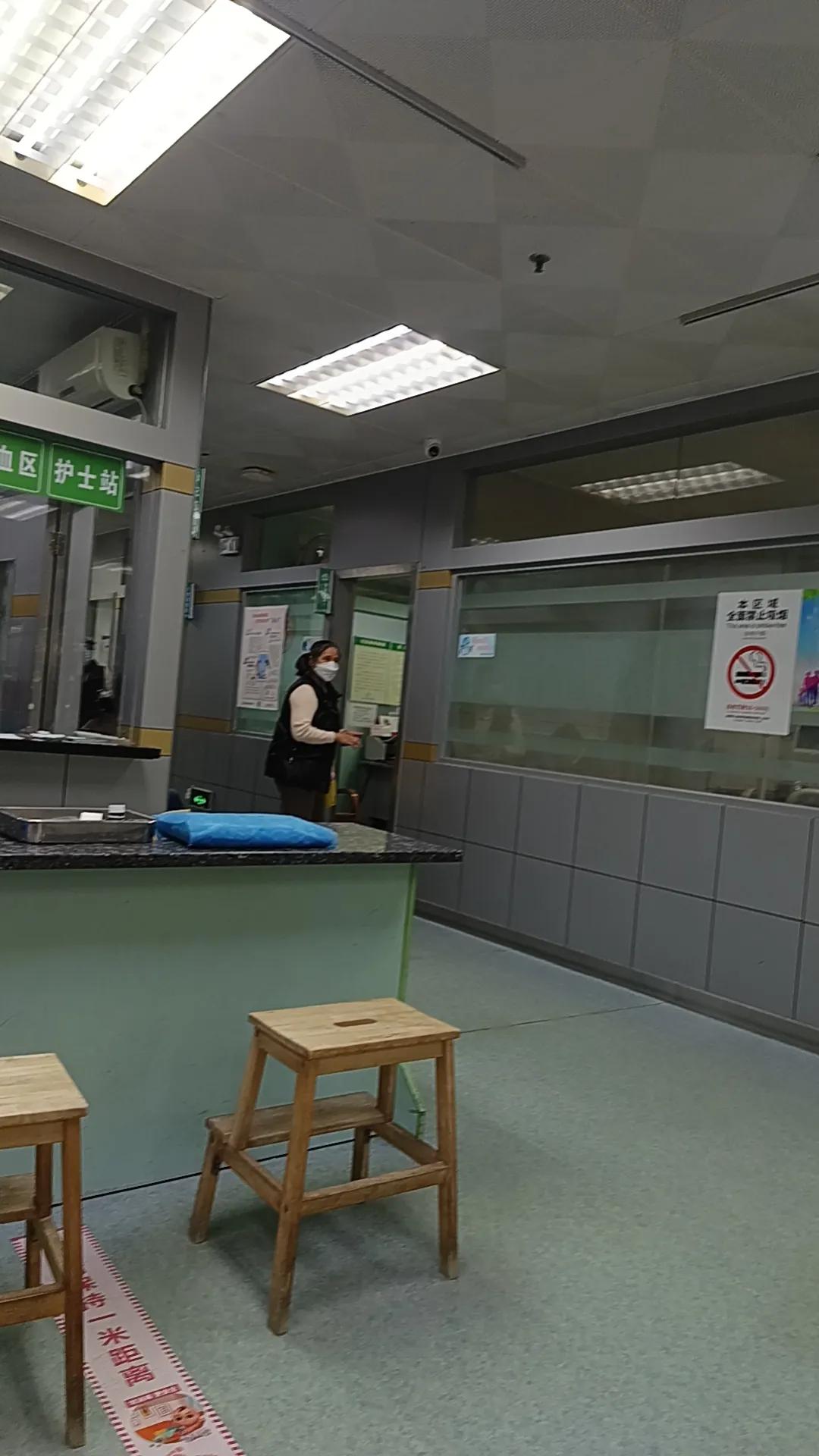 牙齿不好，去社康中心牙科咨询，医生说我坏了五颗牙，种植5个，要2万元，三个月完成