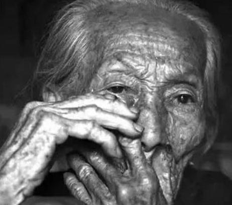 1939年，19岁少女被日军推进洗澡房，翻译官笑眯眯的说：“你有福了，你很漂亮，