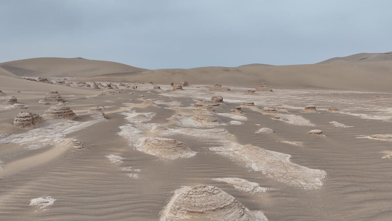 风的杰作——雅丹地貌在哈密的广袤大地上，有一片神秘而壮观的景象，它们是大自然的