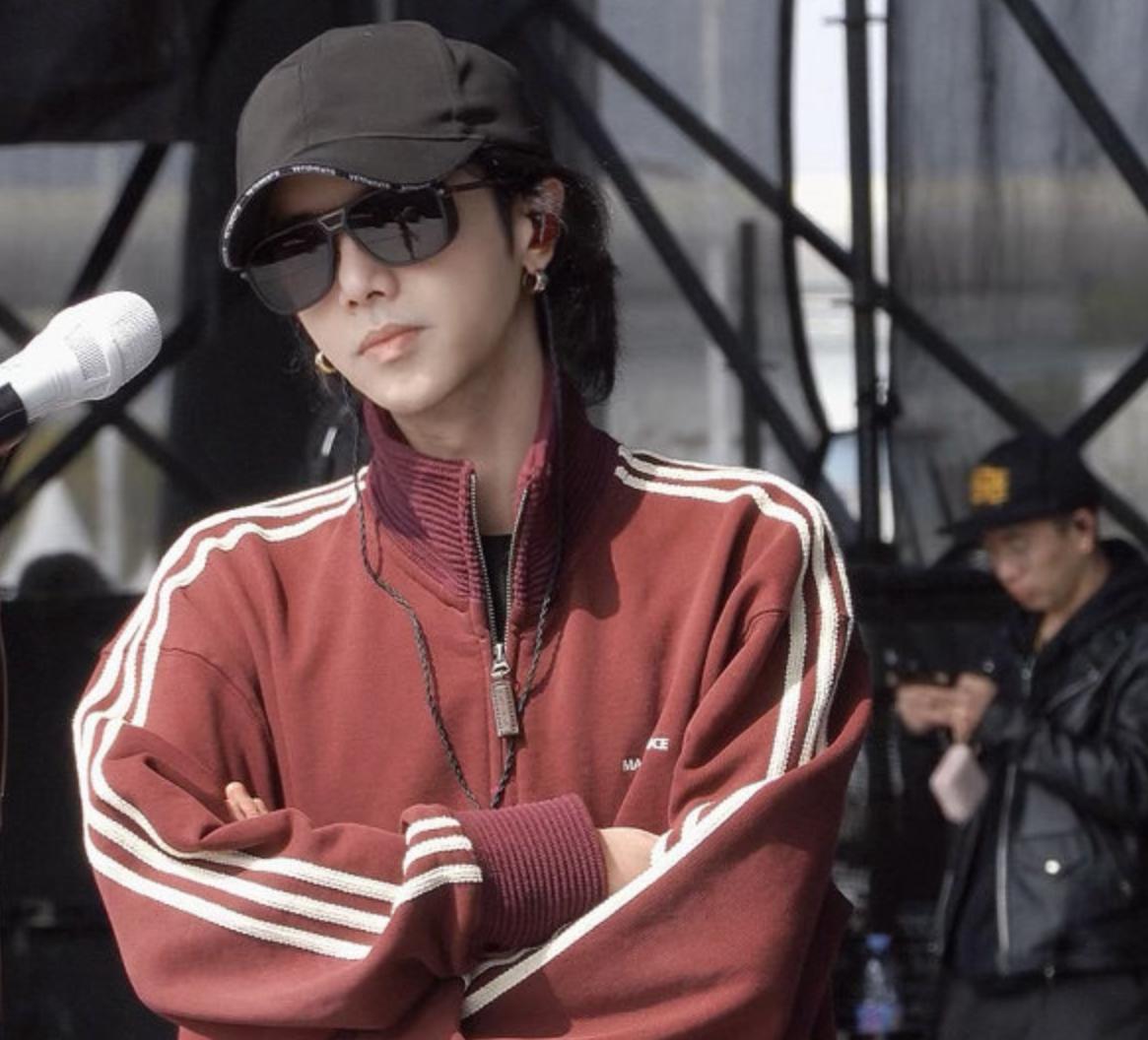 内娱独一份实在，华晨宇12年演唱会不涨价还捐钱这样的歌手真的太难得别