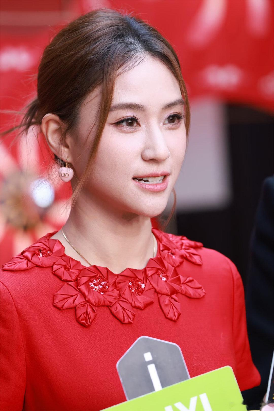 何超莲华伦天奴活动生图，红色裙装贵气十足#何超莲#​