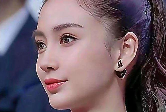 黄晓明和杨颖，早就不在一起了。不是酒局闹崩的，是去年一月份，悄悄办完的。民政