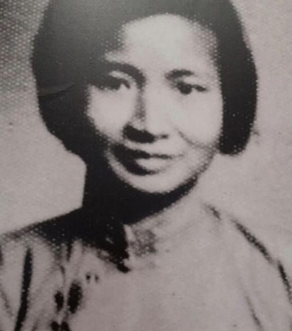1932年，地下党员钱瑛被捕，路上，她突然意识到身上的怀表有张照片，可能会暴露自