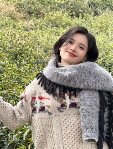 心疼张婧仪！拍戏遭遇状况，有路人闯入镜头怎么都赶不走，剧组温柔应对。看她穿得破