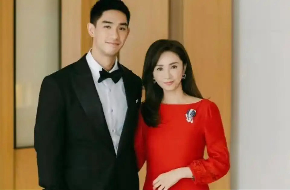 58岁吴婉芳娶二儿媳，婆婆红裙艳压新娘被喊“最美奶奶”，小女儿罕见露面手有残疾却