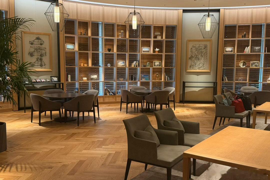 这地儿不错！东京LexusMeets…算是雷克萨斯在东京的Lifestyle品牌生活馆。这里车不是重