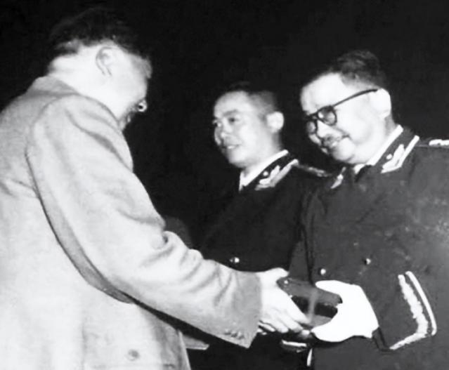 1955年，在授衔仪式前，毛主席看到上将名单中没有李克农，就问：“上将为何没有李
